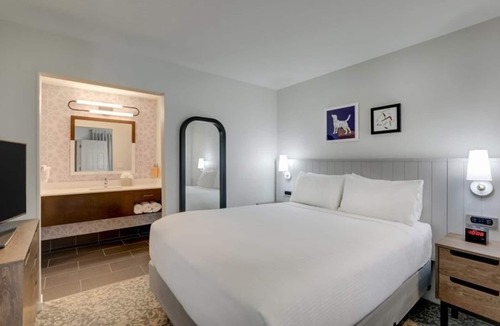 Sunnyvale Hotel | For the Whole Family! 2 Comfortable 1BR Suite, Onsite Pool, Pets are Welcome!