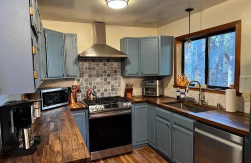 Truckee House | Fully updated Truckee cabin with plenty of beds