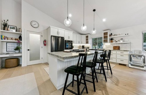 Y Area House | Gardner Mountain Lodge:A/C, Hot Tub, Pool Table, Location
