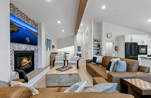 Y Area House | Gardner Mountain Lodge:A/C, Hot Tub, Pool Table, Location