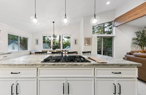 Y Area House | Gardner Mountain Lodge:A/C, Hot Tub, Pool Table, Location