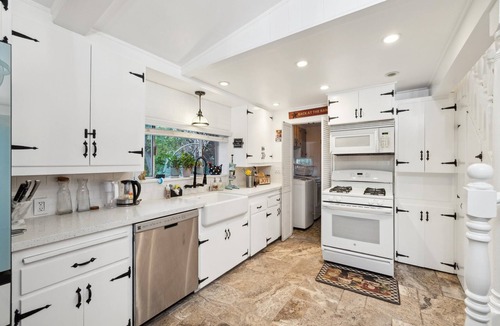 Agua Dulce House | Glamorous ranch style house near attractions.