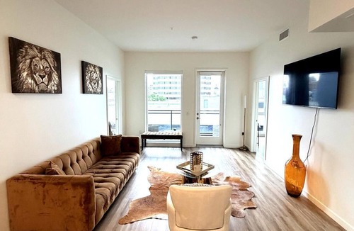 Downtown Sacramento Hotel | Golden One DOCO Downtown Penthouse Balcony Suite with Skyline View