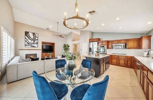 Corona House | Golden Sun Hideaway on Minaret St #42585