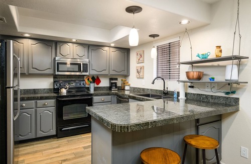 Paradise Valley Village Condo | Golf villa, views, walk to restaurants, shopping