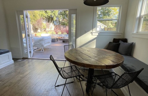 Healdsburg House | Gorgeous Healdsburg house in town. Great location, fire pit, yard, huge kitchen!