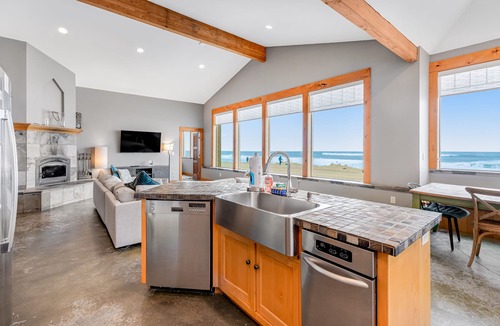 Kiwanda Shores House | Gorgeous oceanfront home with incredible views of Haystack Rock - dog-friendly