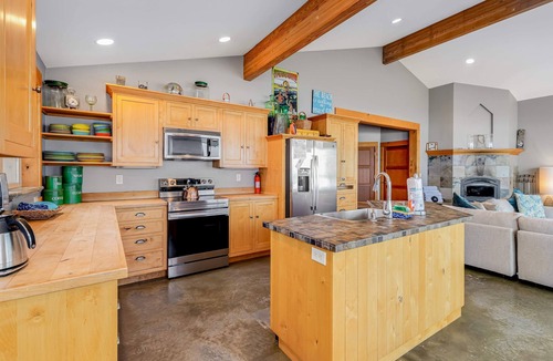 Kiwanda Shores House | Gorgeous oceanfront home with incredible views of Haystack Rock dog friendly