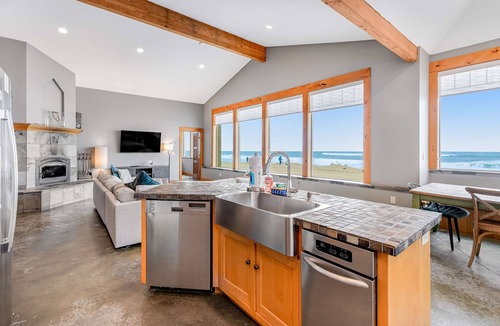 Kiwanda Shores House | Gorgeous oceanfront home with incredible views of Haystack Rock dog friendly