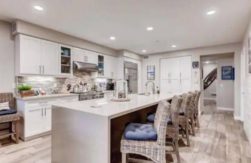Townsite House | Gorgeous Oceanside Sunsets on The Strand-Watch Waves and Dolphins