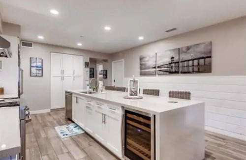 Townsite House | Gorgeous Oceanside Sunsets on The Strand-Watch Waves and Dolphins