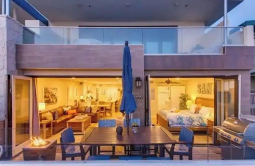 Townsite House | Gorgeous Oceanside Sunsets on The Strand-Watch Waves and Dolphins