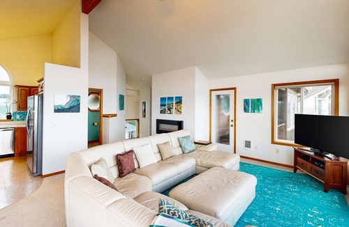 Kiwanda Shores House | Gorgeous waterfront home with ocean views a furnished deck and beach access