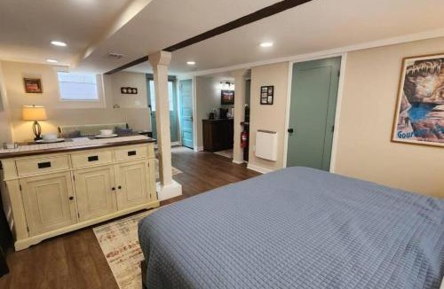 Astoria Apartment | Grand Hideaway - King Bed!