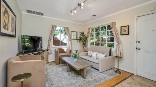 Glen Ellen House | Grapevine Cottage by AvantStay