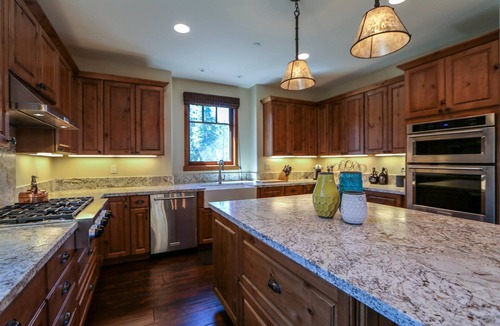 Mammoth Lakes Condo | Graystone 2110 5-Star Luxury House with Private Jacuzzi and Double Garage by RedAwning