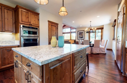 Mammoth Lakes Condo | Graystone 2110 5-Star Luxury House with Private Jacuzzi and Double Garage by RedAwning