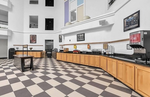Vacaville Apartment | Great Amenities Onsite! Outdoor Pool and Terrace, Free Continental Breakfast
