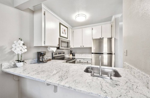 South Lake Tahoe Hotel | Great Relaxing Overnight Stay! 2 Comfortable Units, Free Breakfast, Pets Allowed