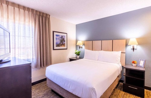 Santa Ana Hotel | Great Value, Quality Stay! Spacious Unit w/Kitchen, Picnic Area, Pets Allowed!