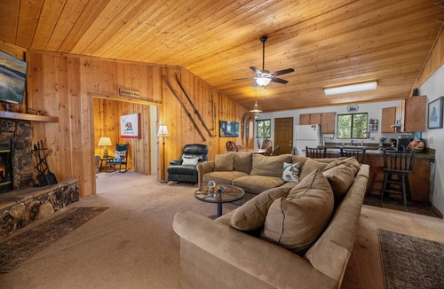Little Tokyo Cabin | Grizzly's Getaway