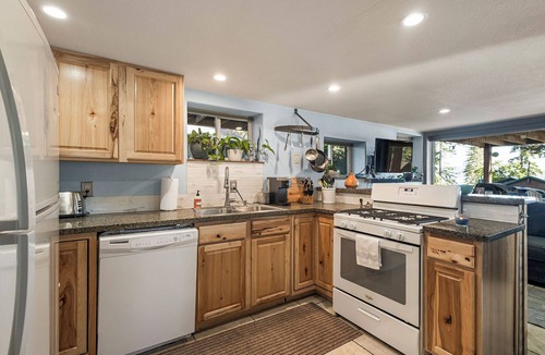 Peninsula Village Cabin | Group-Friendly Lake Almanor Combo: Sleeps 22