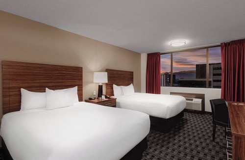 Downtown Las Vegas Hotel | Group Vacation! 2 Modern Units, Casino, Pool, FREE Parking