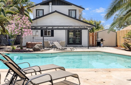 Hanford House | Hanford Sunny Oasis Downtown, with BBQ, Pool & Spa
