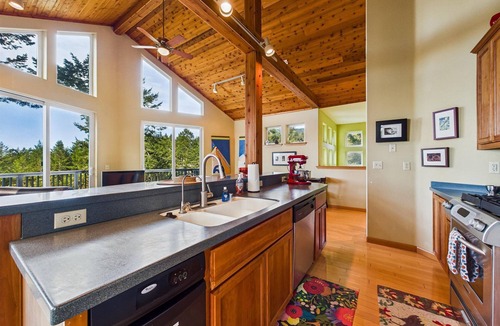 Shelter Cove House | Happy Hill Retreat | Sauna | Gym | Near Beach