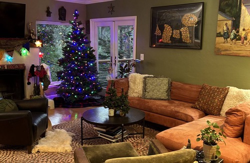 Oakmore Cottage | Hidden Gem Cottage in Lush Green Setting Close to Eats, Trails, Village.