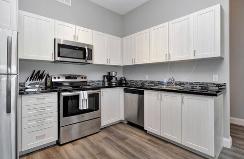 Sunnyside Condo | High-end condo downtown Kingston near RMC/Queens