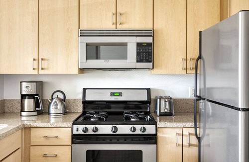 Little Tokyo Apartment | Hip Downtown 1BR w/ W/D, Pool & Gym, next to Broad Museum, by Blueground (LAX 536)