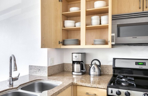 Little Tokyo Apartment | Hip Downtown 1BR w/ W/D, Pool & Gym, next to Broad Museum, by Blueground (LAX 536)