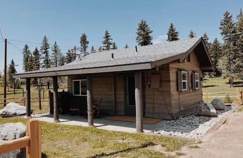 Divide House | Historic cabin with unobstructed mountain view