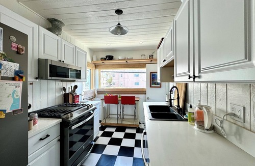 Marina Peninsula Apartment | Historic & sunny beachside 2br with modern comforts