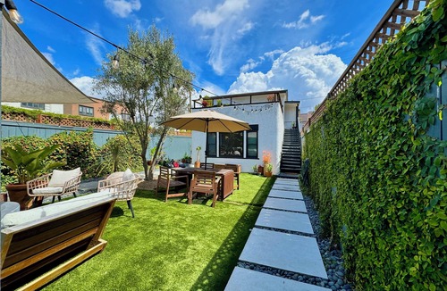 Marina Peninsula Apartment | Historic & sunny beachside 2br with modern comforts