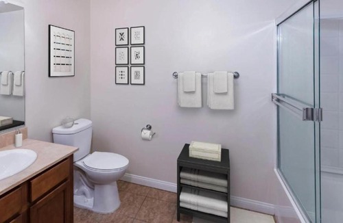 Koreatown Apartment | Holiday in LA - 1br with Free parking, Laundry, Pool