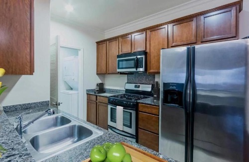 Koreatown Apartment | Holiday in LA - 1br with Free parking, Laundry, Pool