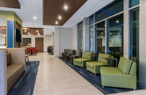 Lake Havasu City Hotel | Holiday Inn Express & Suites Lake Havasu - London Bridge by IHG