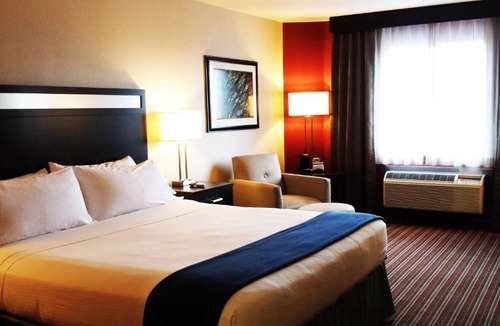 Pumpkin Center Hotel | Holiday Inn Express Bakersfield by IHG
