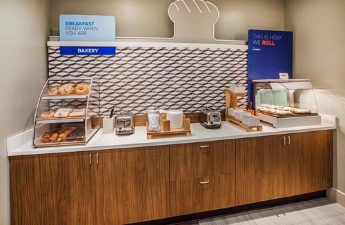 Simi Valley Hotel | Holiday Inn Express Simi Valley by IHG