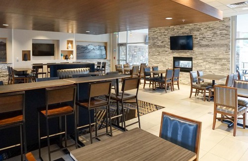 Chambers Heights Hotel | Holiday Inn Express & Suites - Aurora Medical Campus by IHG