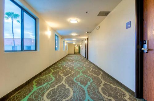 Carlsbad Hotel | Holiday Inn Express & Suites Carlsbad Beach by IHG