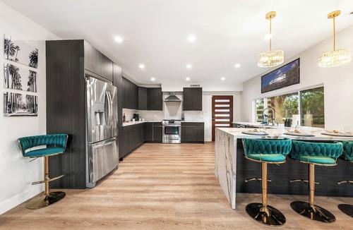 Hollywood House | Hollywood Hideaway - Central to Famous Hot Spots with WiFi, AC