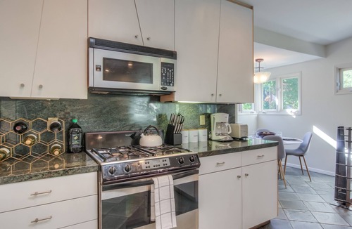 Hollywood Hills West House | Hollywood Hills Retreat ★ Big Backyard in Peaceful Setting ★ 2 Car Garage