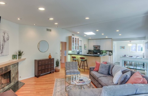 Hollywood Hills West House | Hollywood Hills Retreat ★ Big Backyard in Peaceful Setting ★ 2 Car Garage