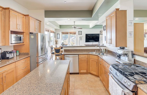 Thousand Oaks House | Home Close to Trails & Shopping in Thousand Oaks!