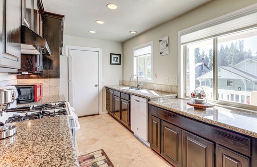 Crestline House | Home w/2 Decks - 2 Mi to Lake Gregory Dog Park!