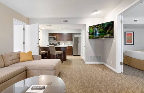 Newark Hotel | Homey 2BR Suite w/Separate Bedroom + Living Space | Free Breakfast
