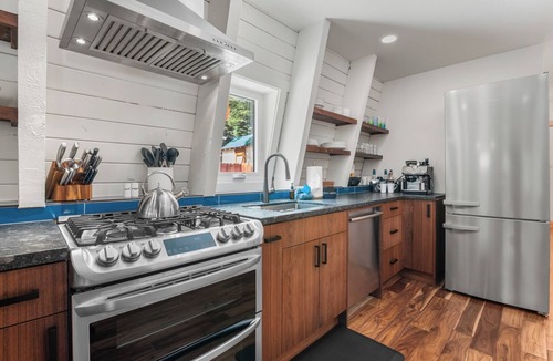 Sunnyside Cabin | Hot tub, 2 living rooms, prime Sunnyside location